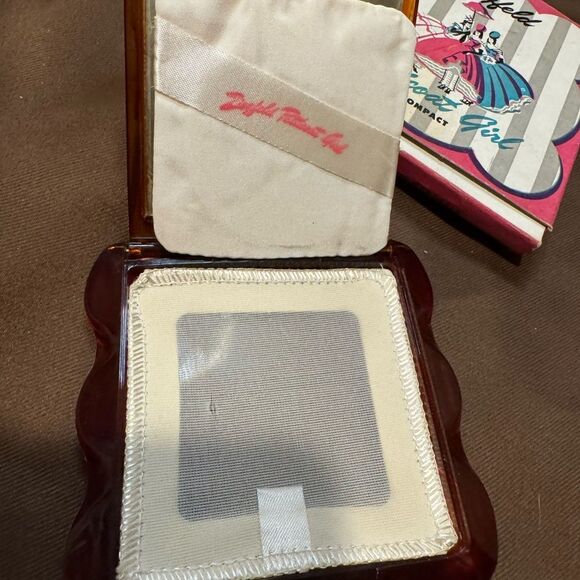 Pink and Blue Vintage Compact with Dancing Figures - Picture 5 of 7